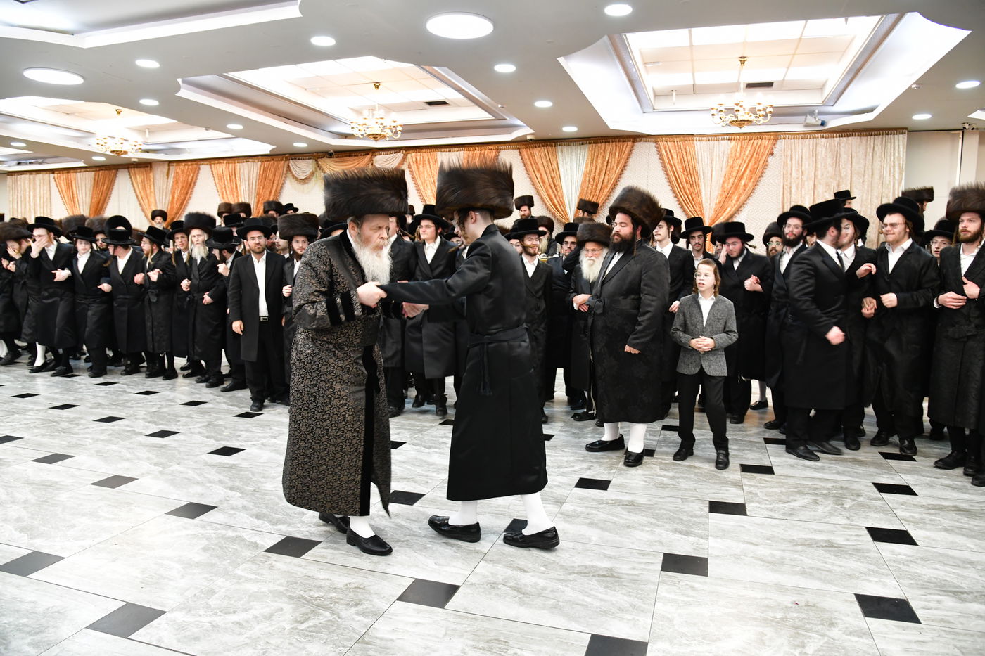 שמחת נישואי בת האדמו"ר משומרי אמונים אשדוד, עב"ג נכד האדמו"ר מלויעב טשערנוביל