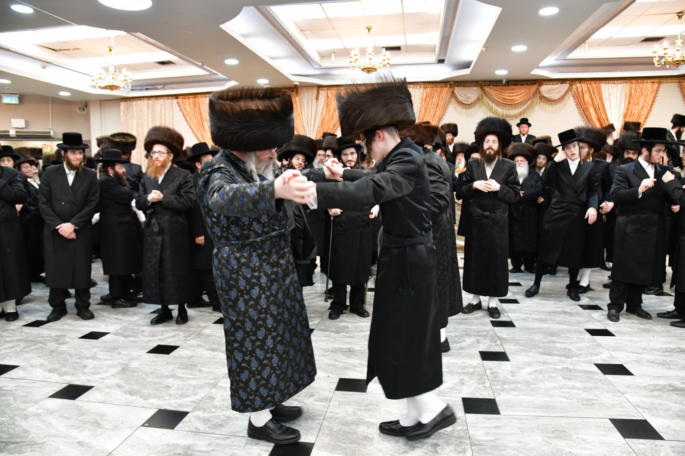 שמחת נישואי בת האדמו"ר משומרי אמונים אשדוד, עב"ג נכד האדמו"ר מלויעב טשערנוביל