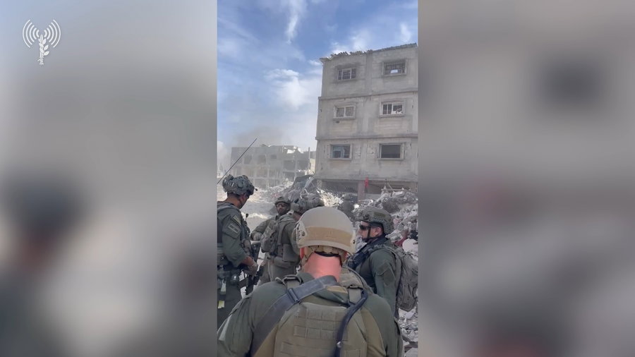 מפקד חיל האוויר האלוף תומר בר עם לוחמי אוגדה 162 ברצועת עזה