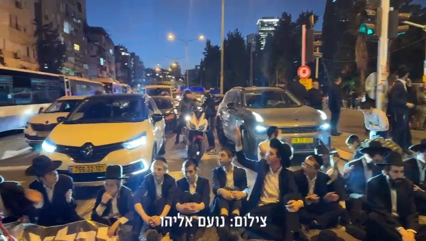 תלמידי הרב צבי פרידמן בהפגנה הערב בבני ברק 