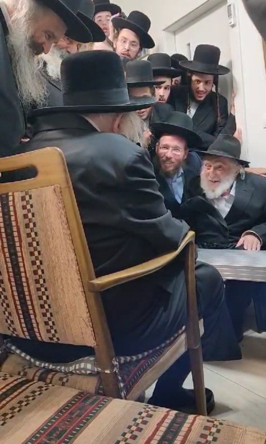 האדמו"ר מגור בניחום אבלים אצל הרה"ח ר' יצחק זאב לפקוביץ