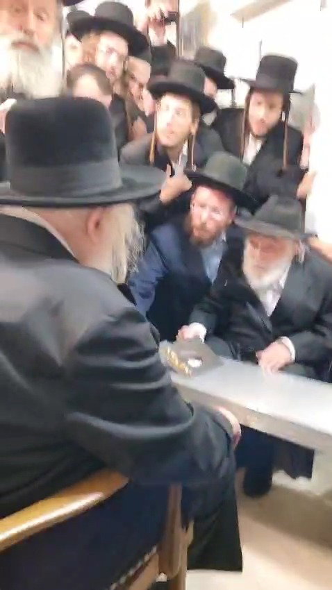 האדמו"ר מגור בניחום אבלים אצל הרה"ח ר' יצחק זאב לפקוביץ 