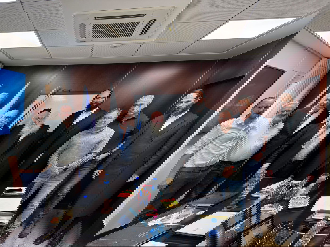 שר השיכון, הרב יצחק גולדקנופף, נפגש עם הוועד להגנה על הר הזיתים