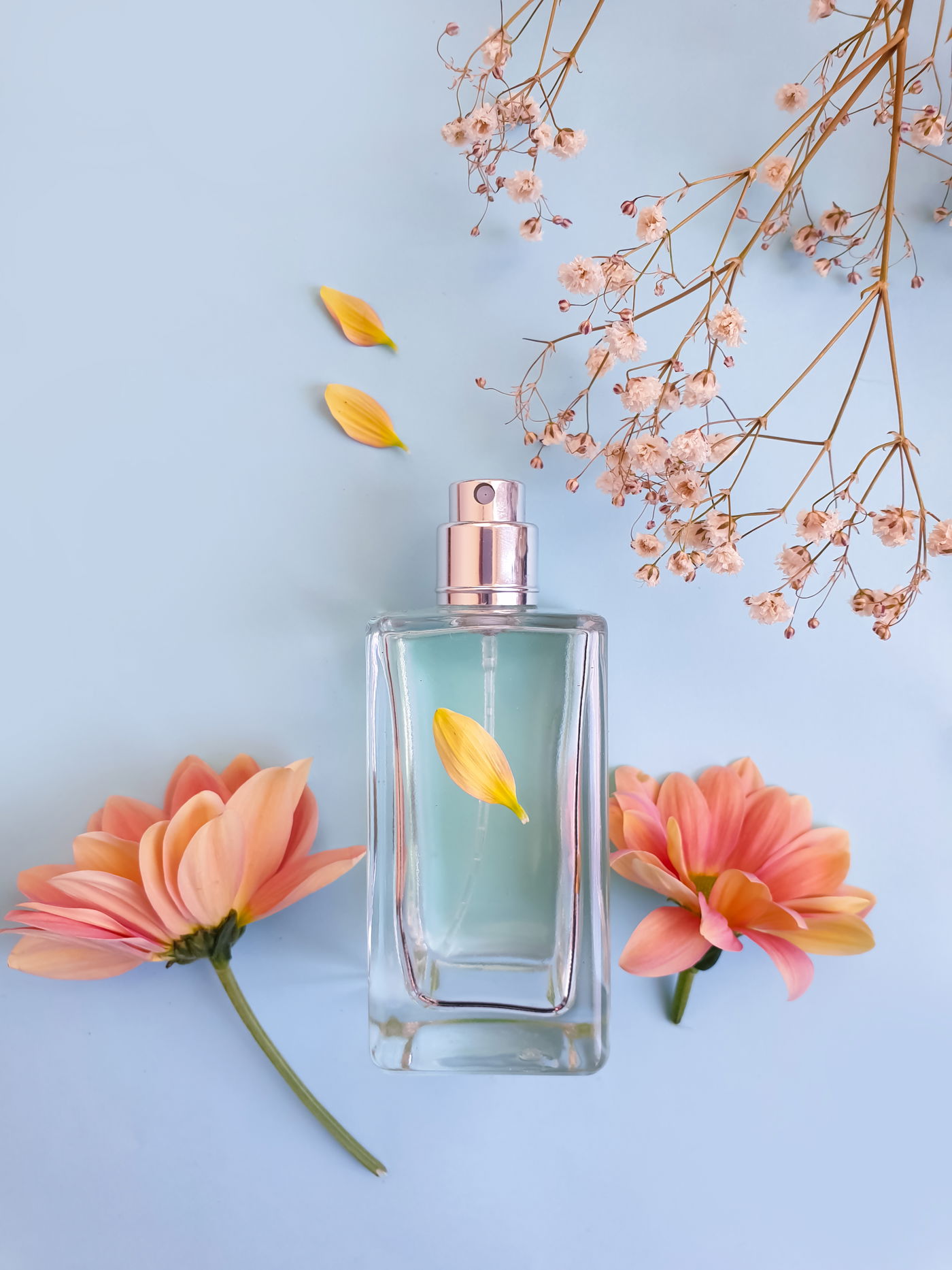 בקיץ הבושם צריך להיות יותר קליל, פרחוני יתאים יותר מניחוחות כבדים כעשבי תיבול