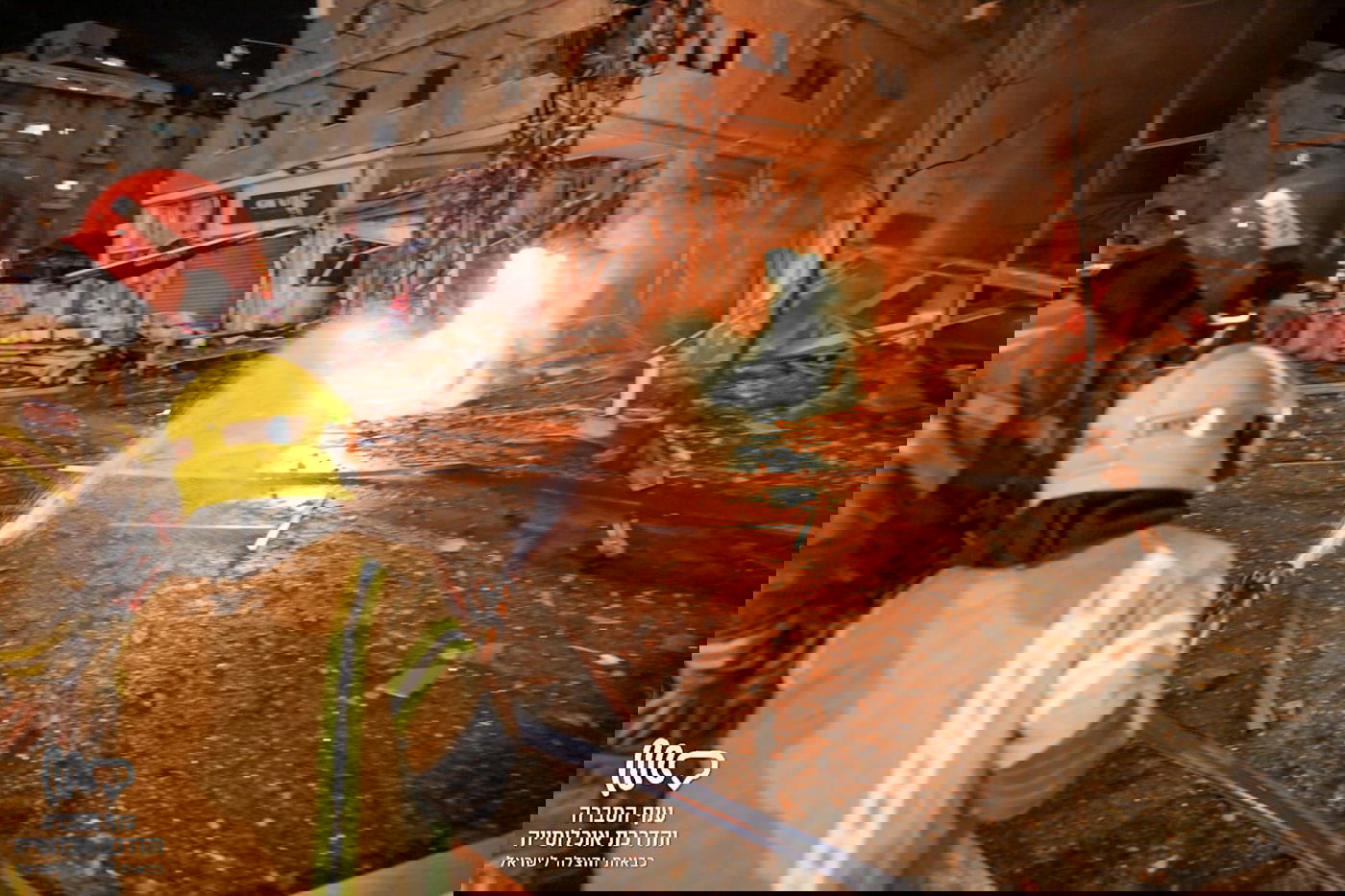 חמישה פצועים, שריפה והרס רב מנפילת חלקי טיל ברמת גן | 5 הרוגים בביירות