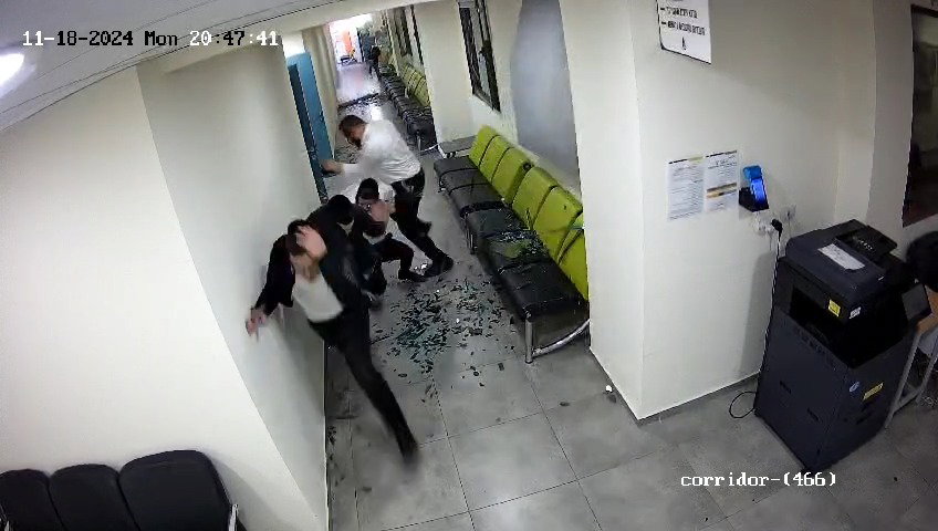 מצלמת אבטחה במכללה ברחוב בן גוריון תיעדה את רגעי הפגיעה