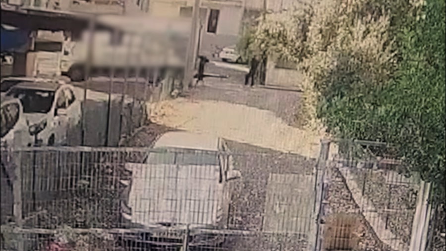 החשוד מביא צמיגים לפתח הפעוטון