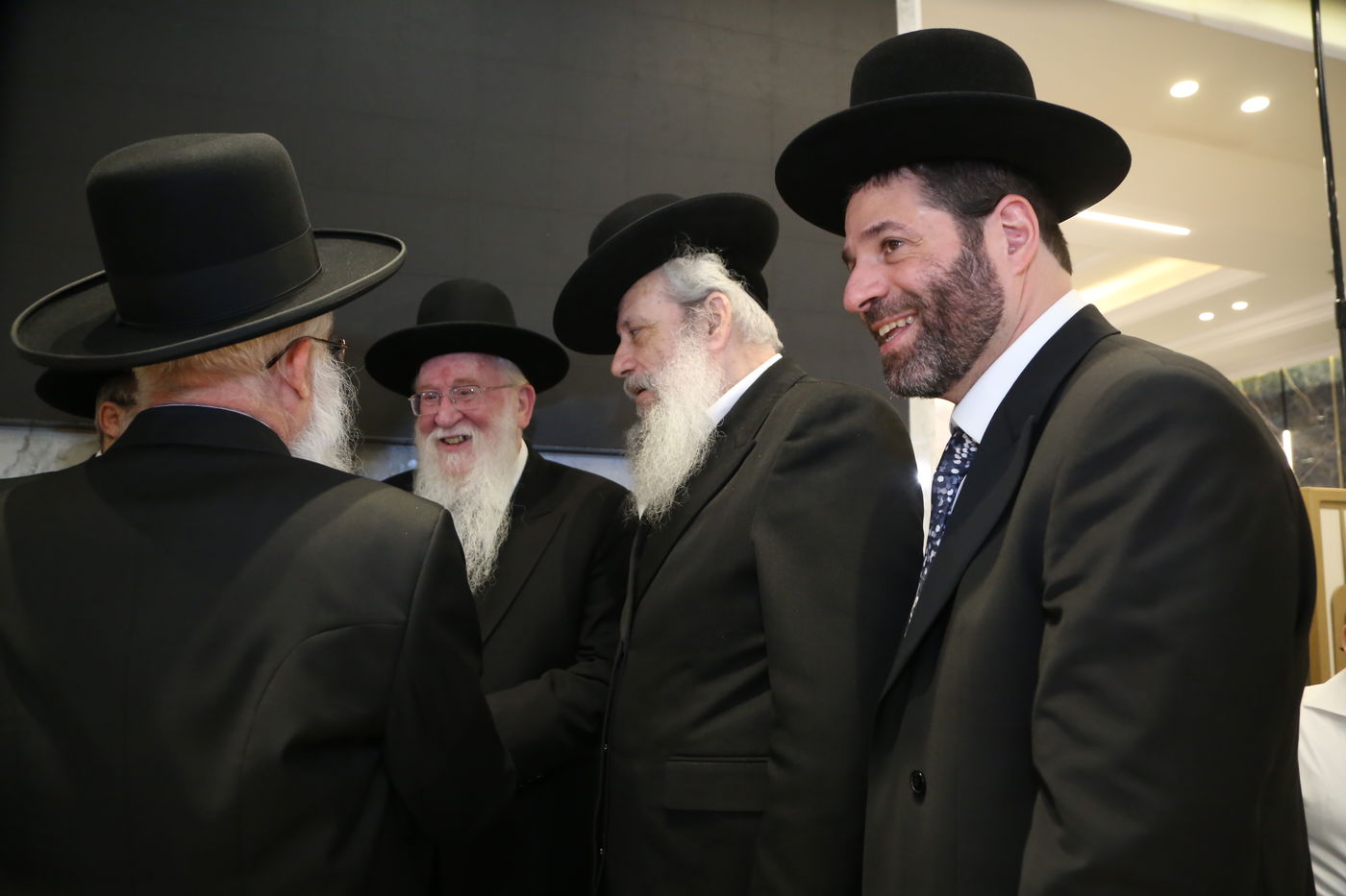 קיצוני מימין: מנחם שפירא מ"מ ר"ע ב"ב עם ראש העיר