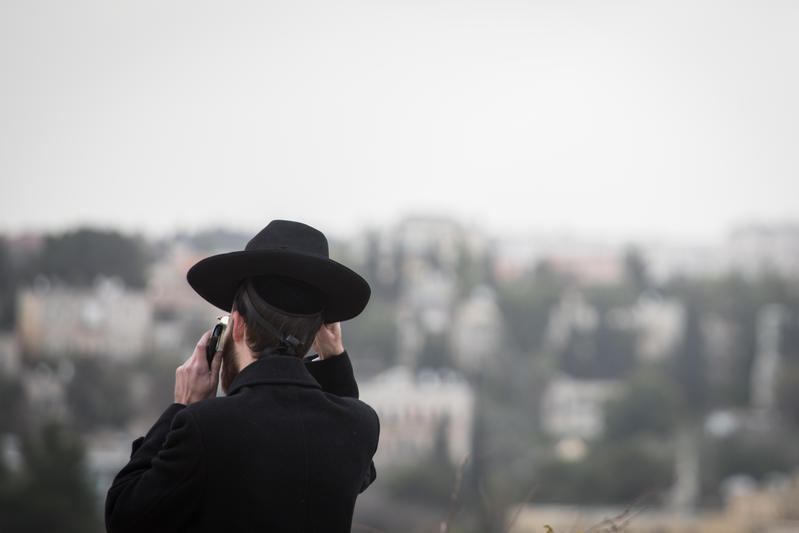 חרדי משוחח בטלפון. אילוסטרציה
