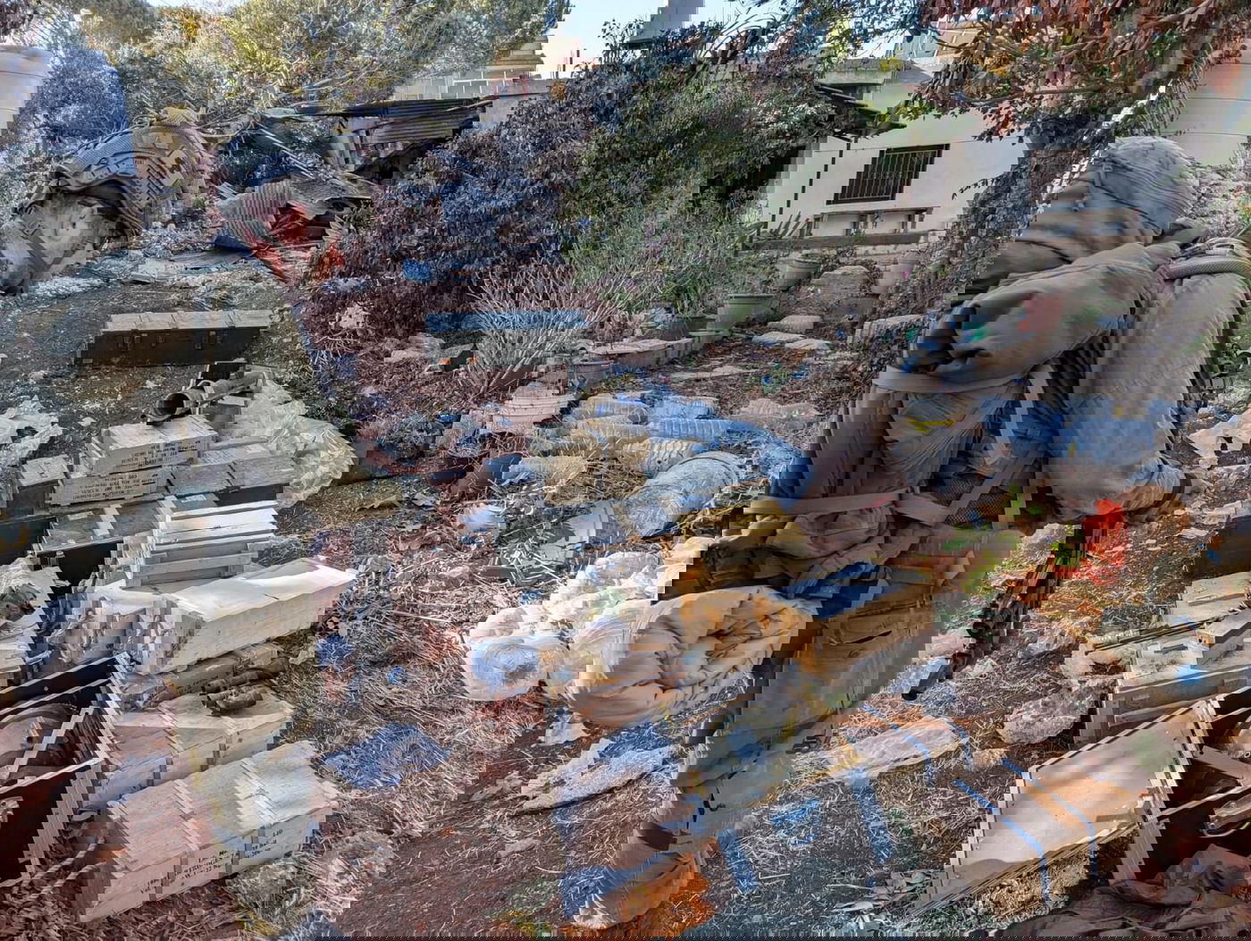 אחד הלוחמים עם חלק מציוד הלחימה שנמצאו בבתי החיזבאללה