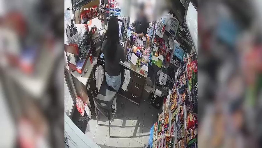 החשוד מושך כספים בתחנת דלק