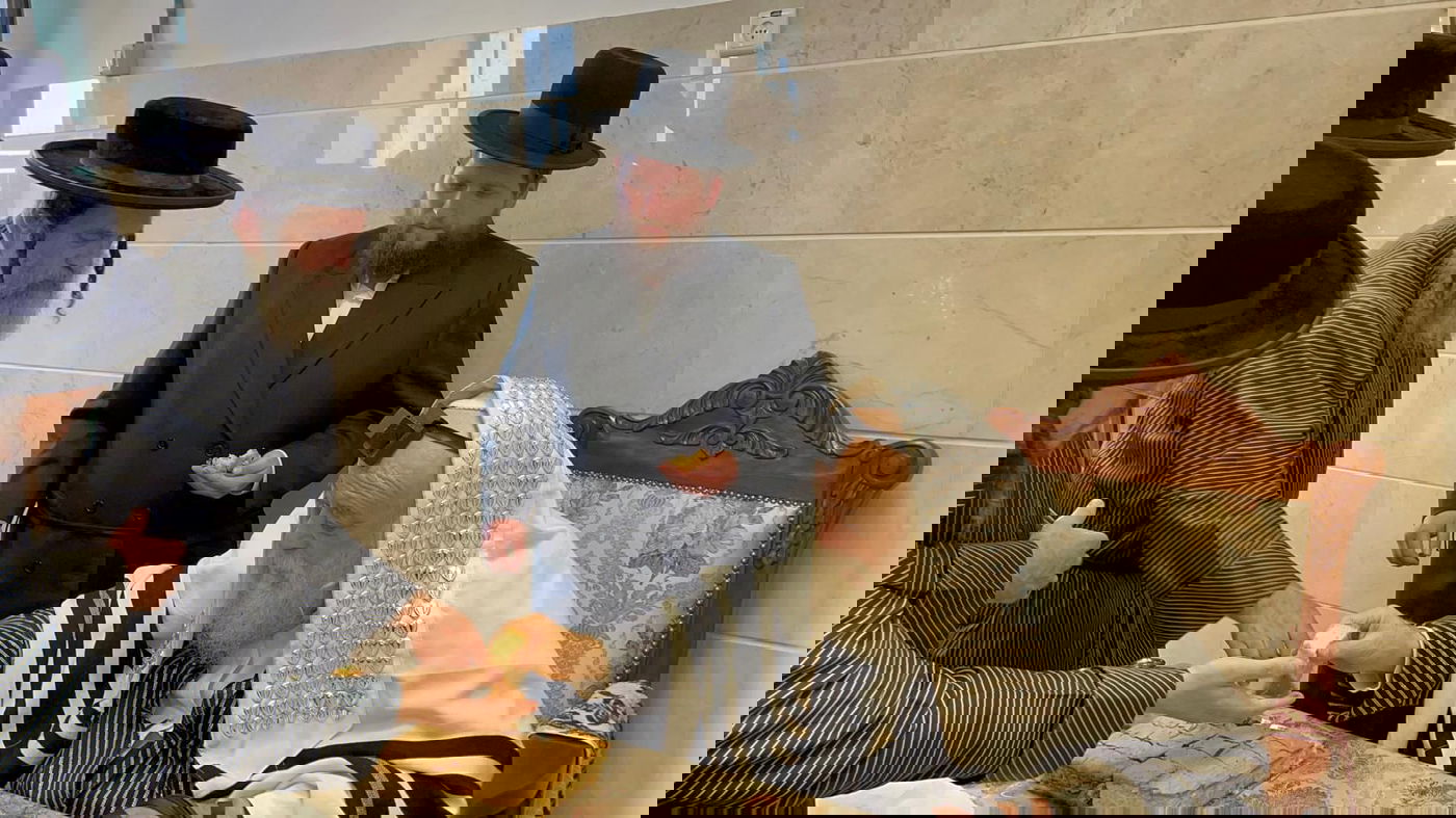 המנוח ז"ל עם רבו יבלחט"א האדמו"ר מתולדות אהרן