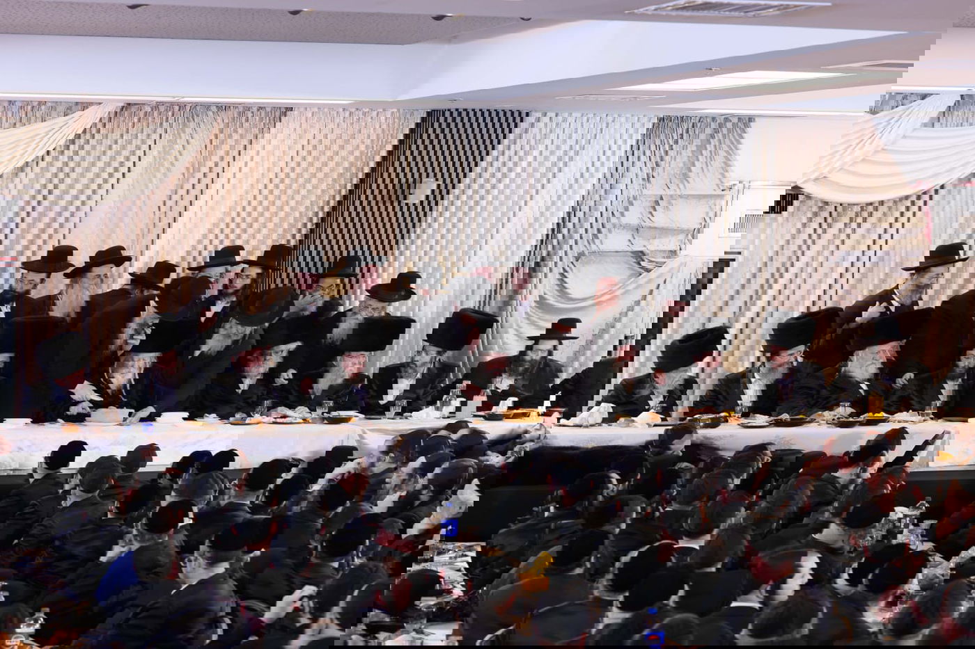 האדמו"ר מגור בשמחת נישואי נכדת השר יצחק גולדקנופף