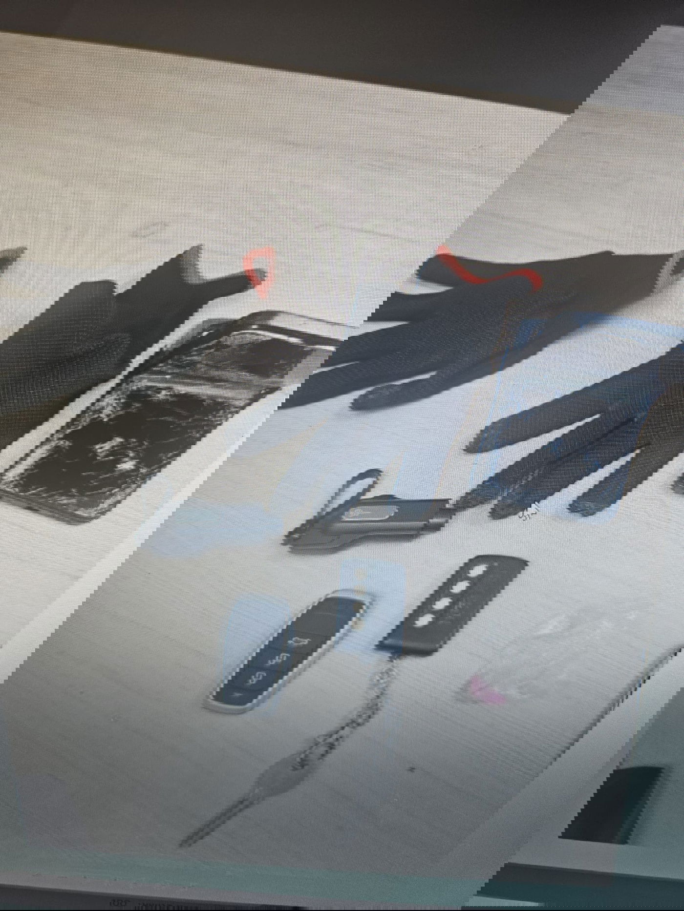 כפפות ותעודת זהות שנתפסו אצל השב"ח