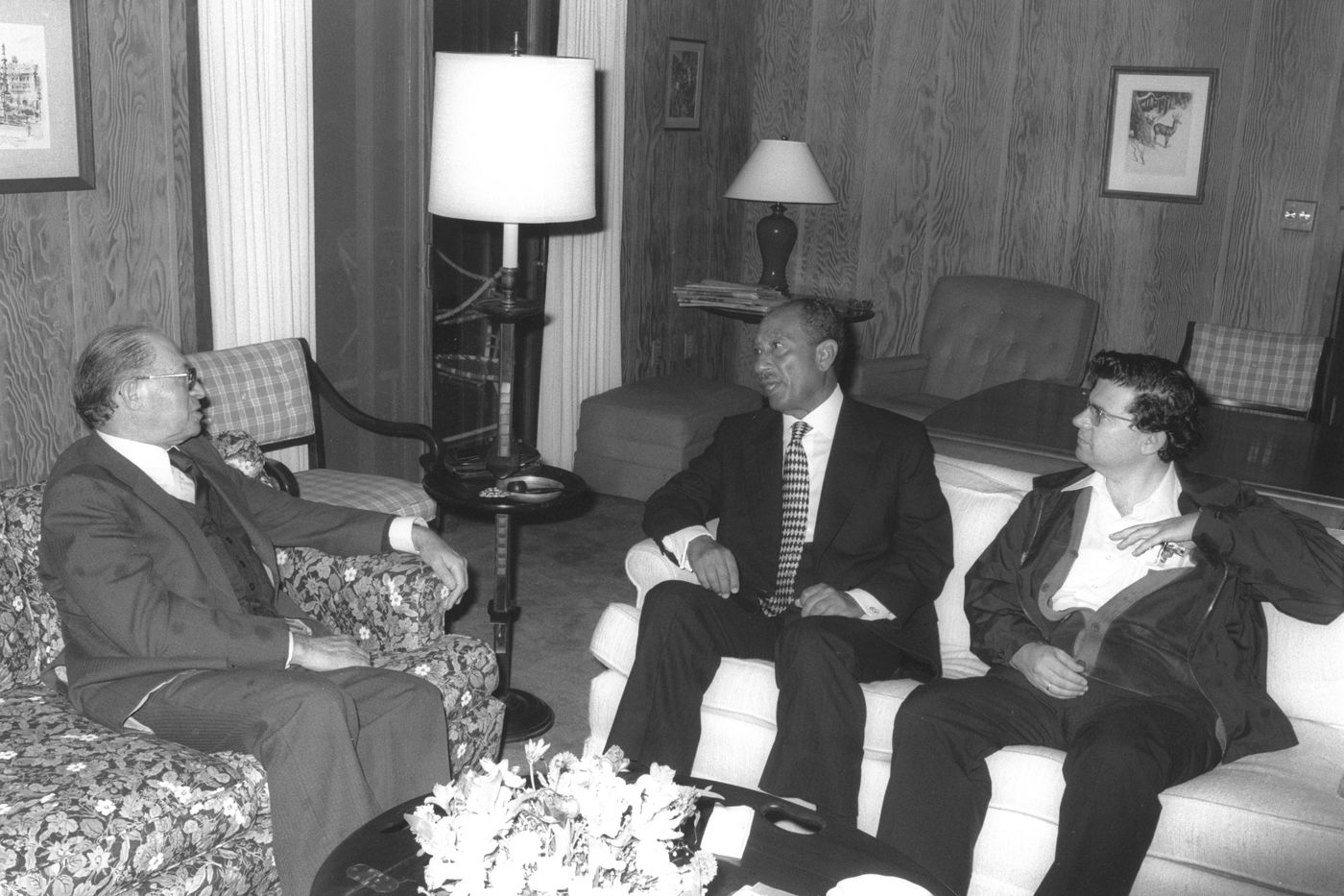 שיחת עבודה בין ראש הממשלה מנחם בגין (משמאל) לנשיא מצרים אנואר סאדאת בנוכחות היועץ המשפטי לממשלה דאז, אהרון ברק (מימין), בשיחות שלום בין ישראל למצרים בקמפ דיויד