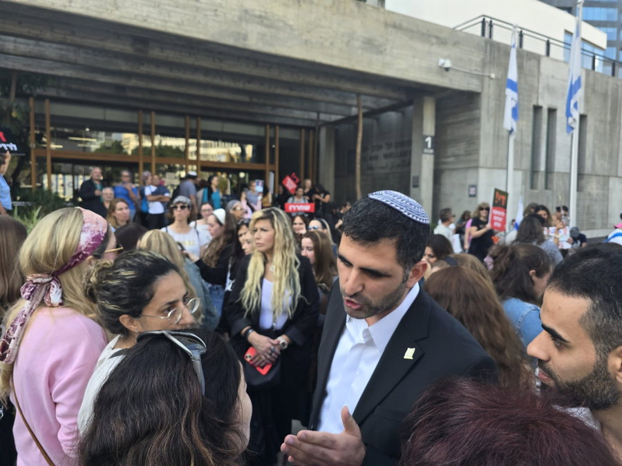 שר התקשורת שלמה קרעי בהפגנה מחוץ לאולם הדיונים, רגע לפני הגשת כתב האישום כנגד לי פלדשטיין והנגד החרדי