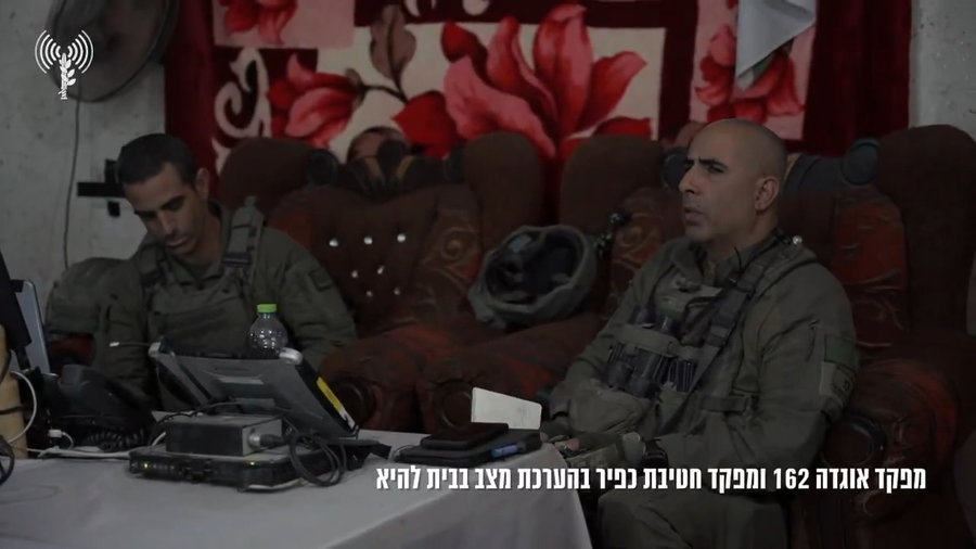 מפקד האוגדה ומח"ט כפיר בבית להיא