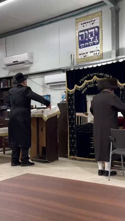 המקובל הגה"צ רבי משה פריש בתפילת ערבית 