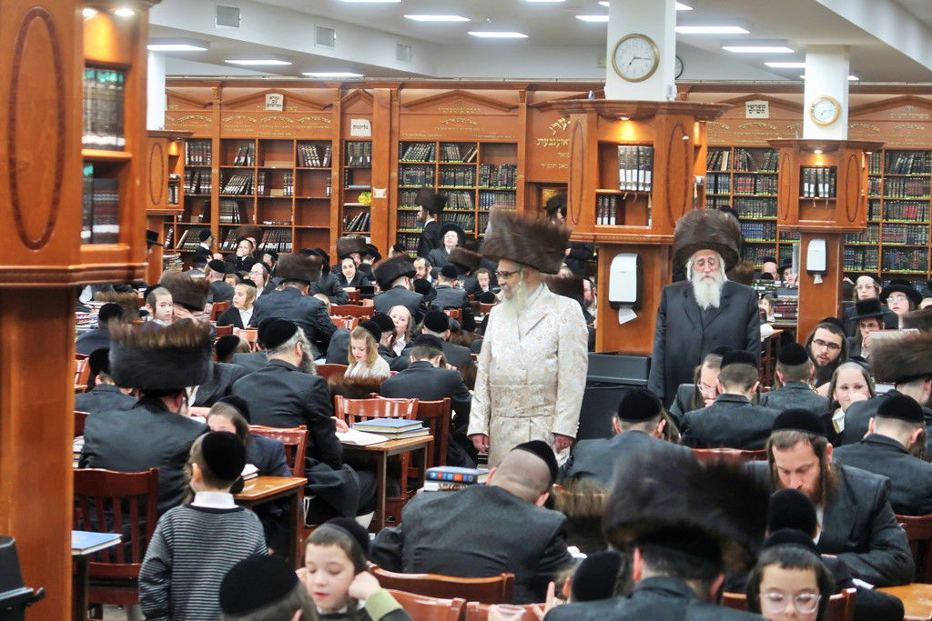 האדמו"ר מסאטמר בביקור ב'אבות ובנים' לילדי החסידות