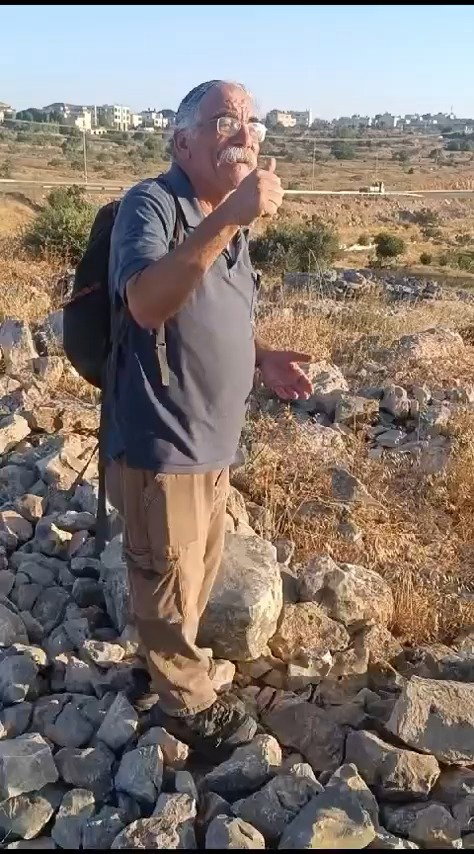 ז'אבו ארליך ע"ה בהדרכה בפאתי הכפר דיר דיבוואן – אולי המקום ממנו הגיעו הדובים מהמעשה של אלישע הנביא (עין מלכים ב' פרק ב') 