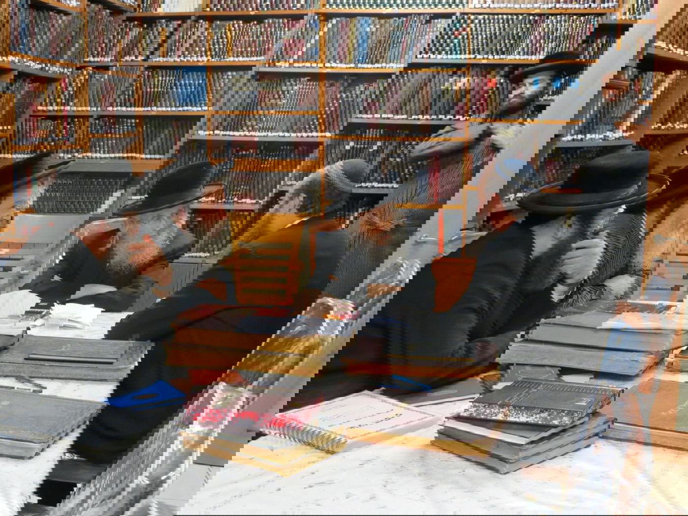 עם גאב"ד העדה החרדית הגרי"ט וייס זצ"ל בהתייעצות רפואית