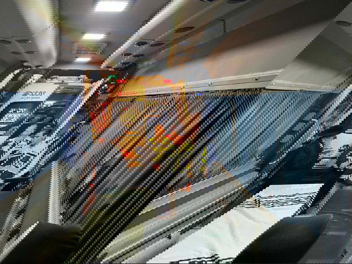 מיטתו של הקדוש הרב צבי קוגן הי"ד בדרכה מנתב"ג לכפר חב"ד