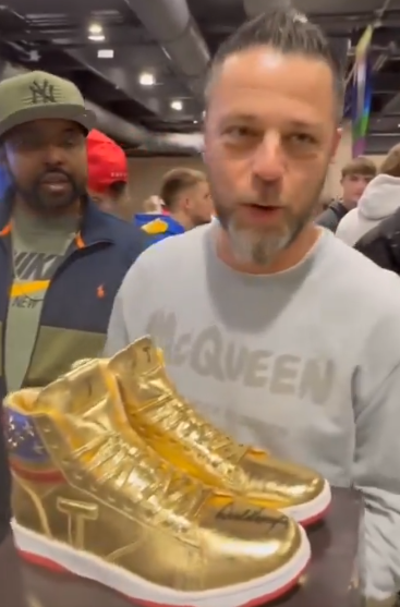 רומן שרף, מנכ"ל מותג התכשיטים והשעונים "Luxury Bazaar" עם הנעליים שרכש