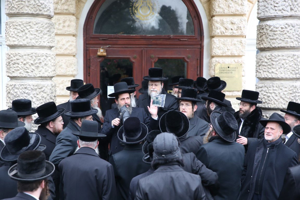 האדמו"ר מסערט ויז'ניץ במארינבארד 