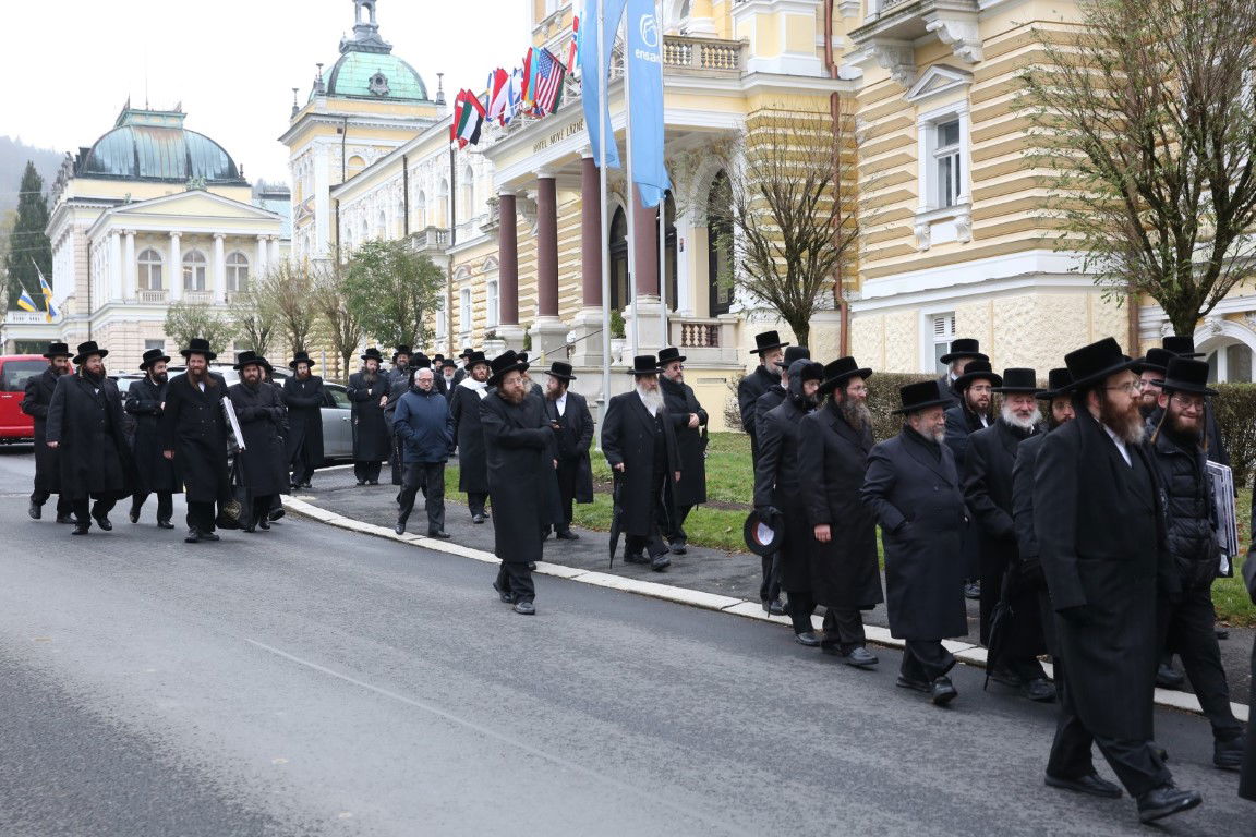 האדמו"ר מסערט ויז'ניץ במארינבארד 