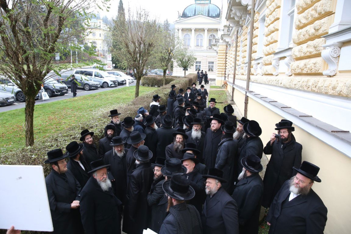 האדמו"ר מסערט ויז'ניץ במארינבארד 