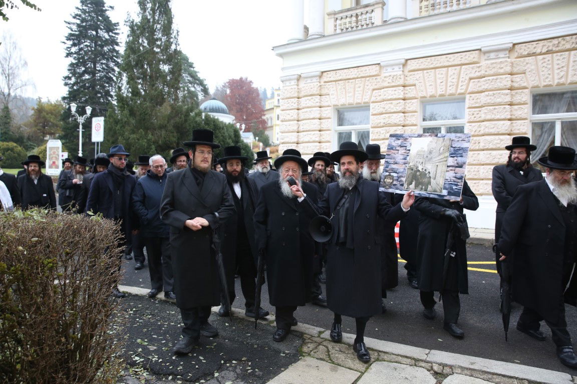 האדמו"ר מסערט ויז'ניץ במארינבארד 