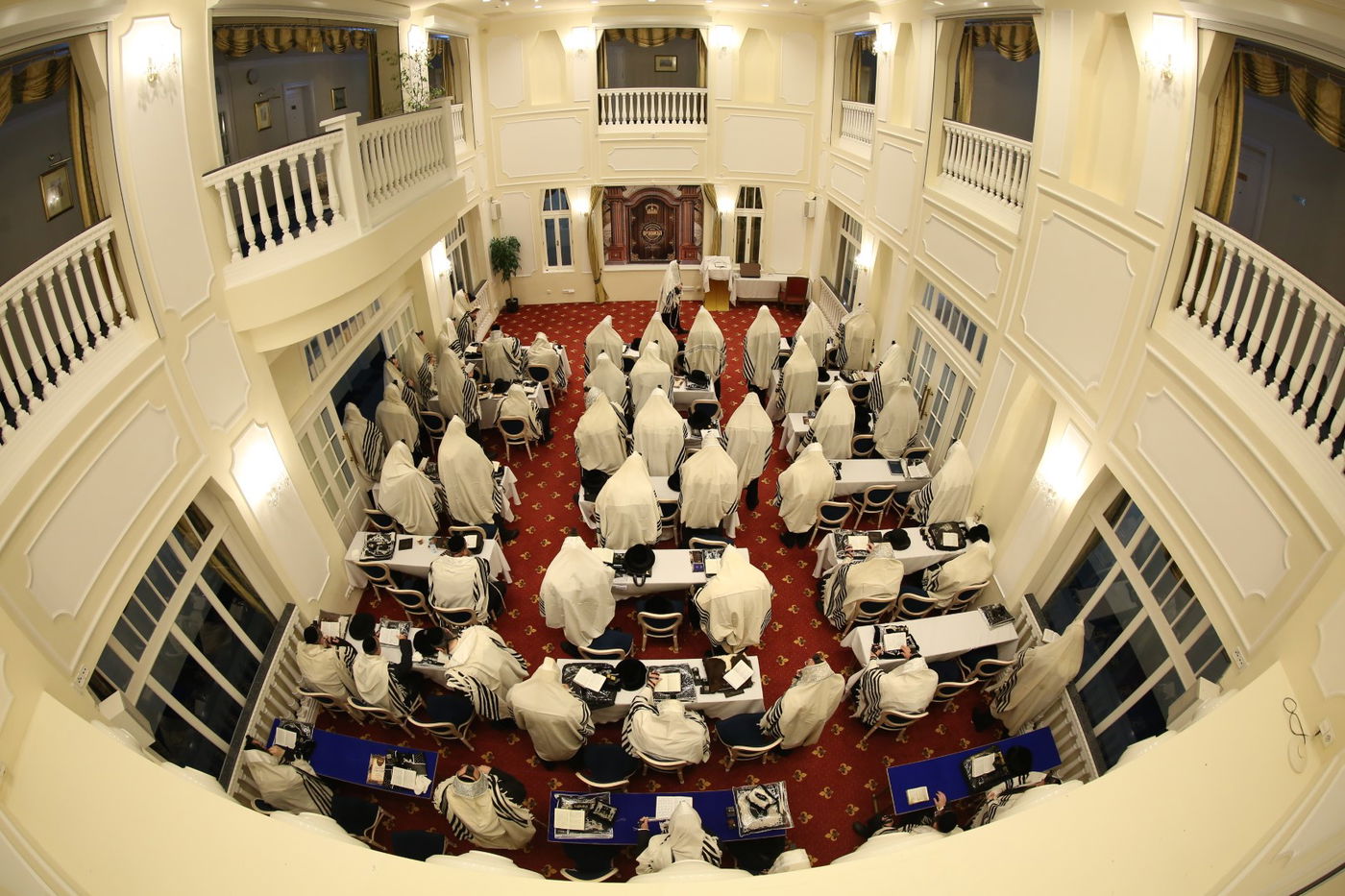 האדמו"ר מסערט ויז'ניץ במארינבארד 