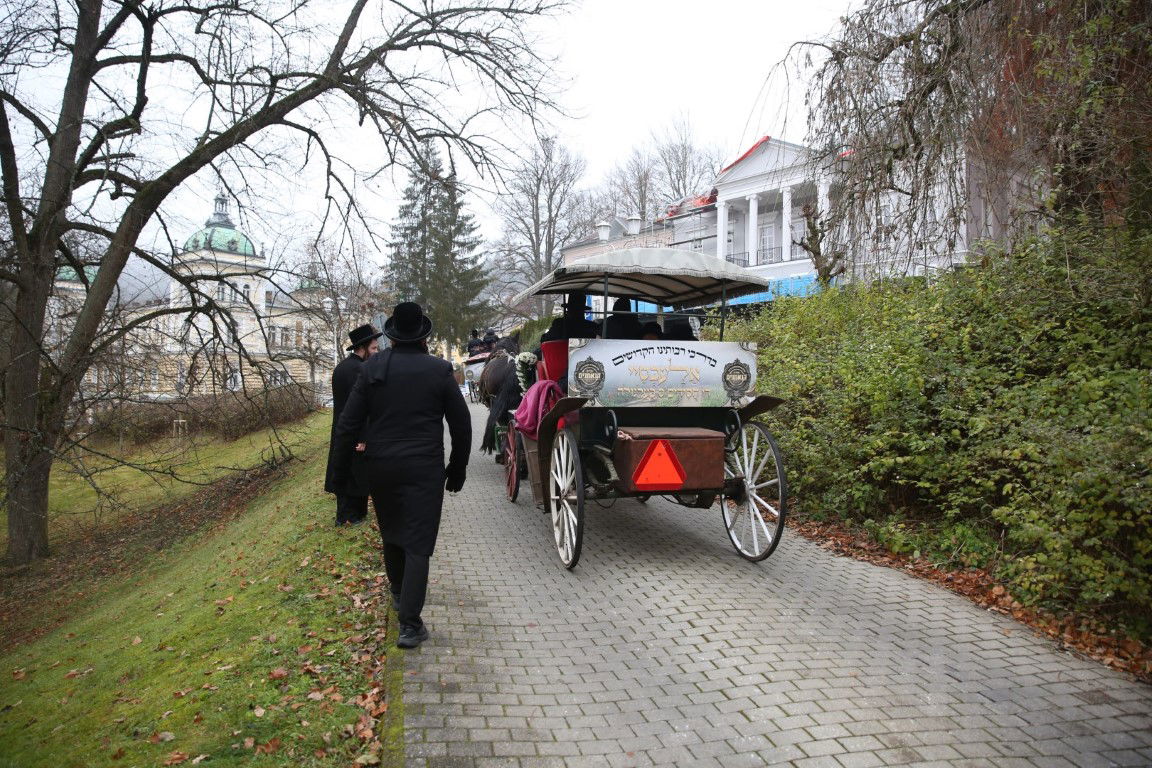 האדמו"ר מסערט ויז'ניץ במארינבארד 