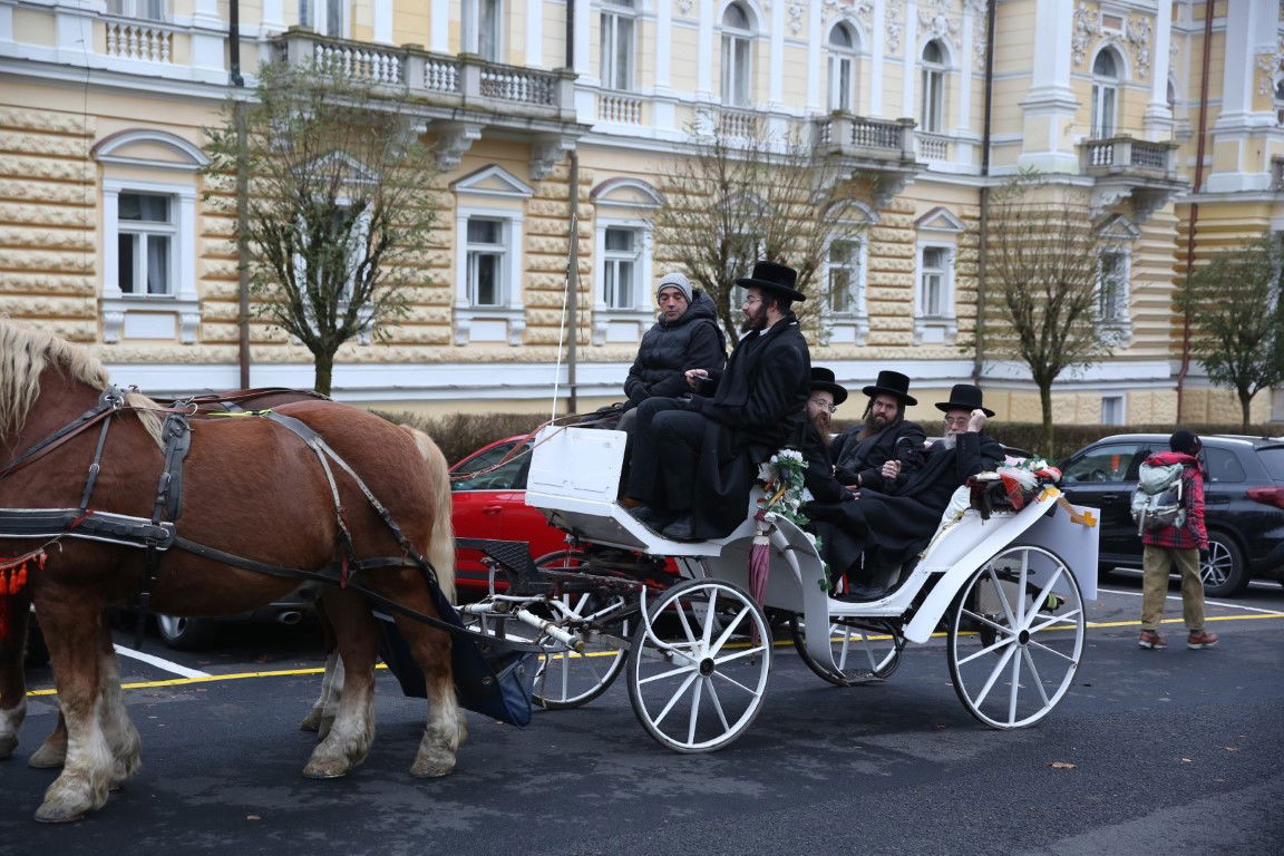 האדמו"ר מסערט ויז'ניץ במארינבארד 