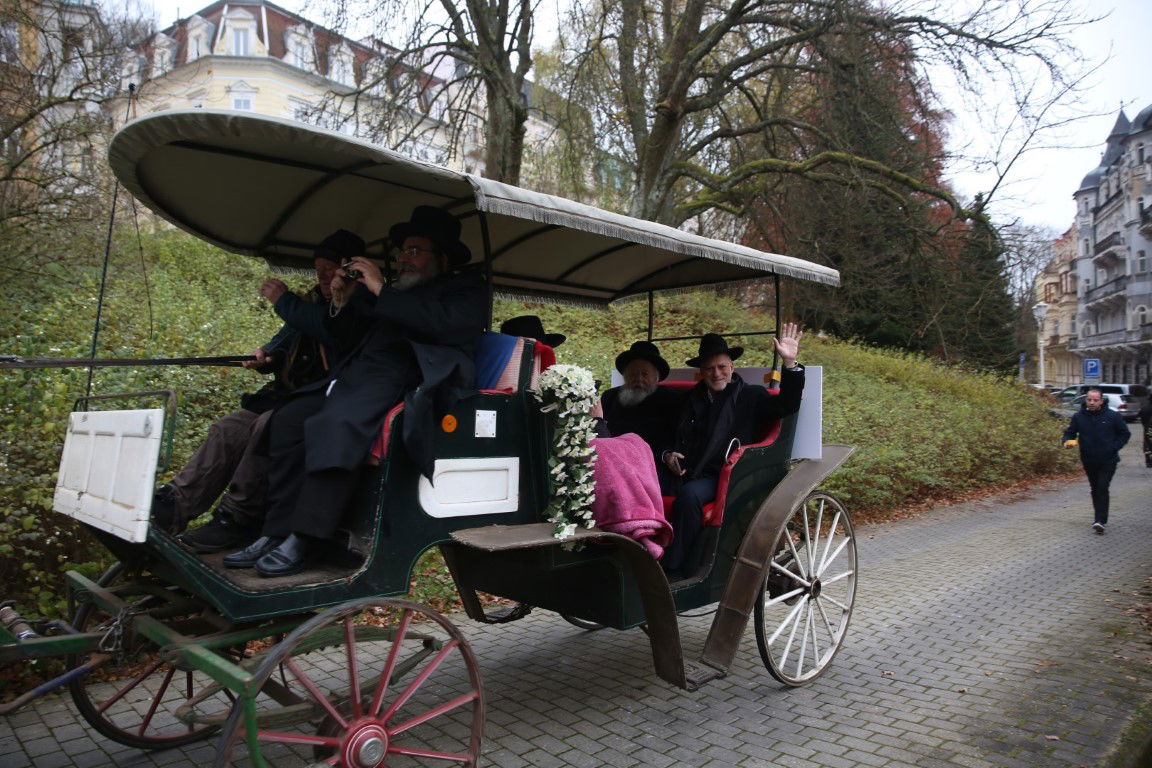 האדמו"ר מסערט ויז'ניץ במארינבארד 