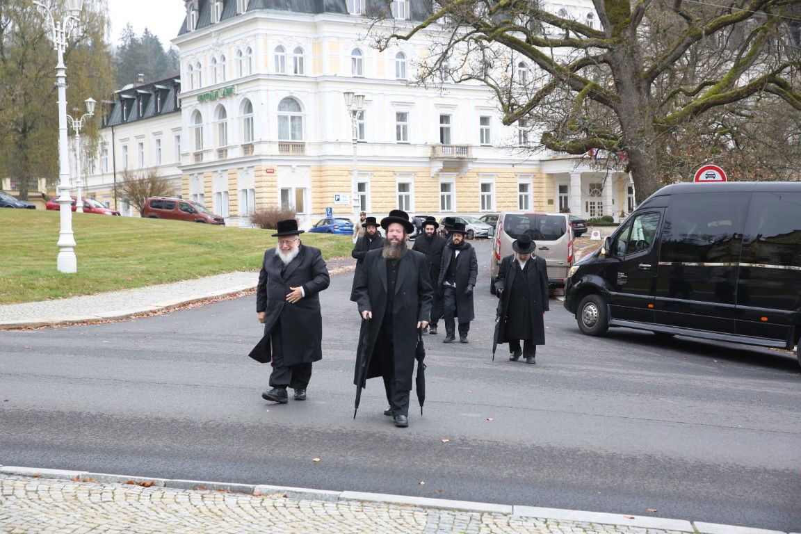 האדמו"ר מסערט ויז'ניץ במארינבארד 