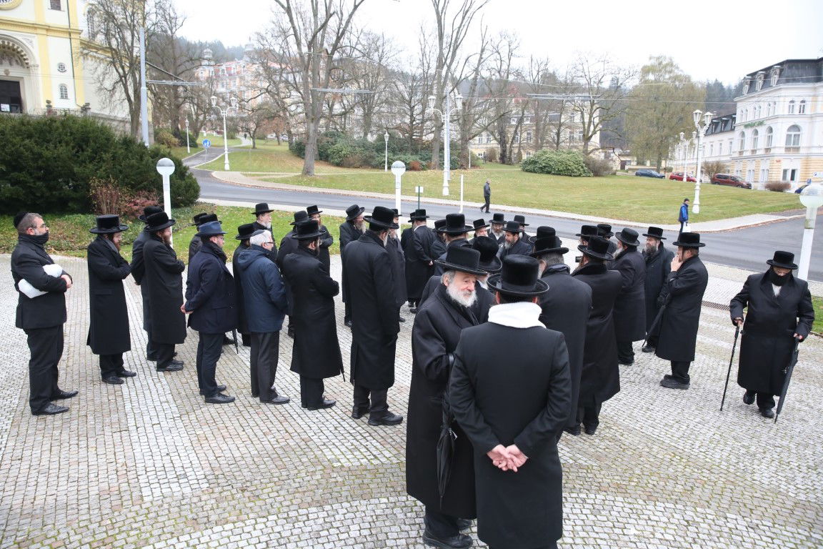 האדמו"ר מסערט ויז'ניץ במארינבארד 