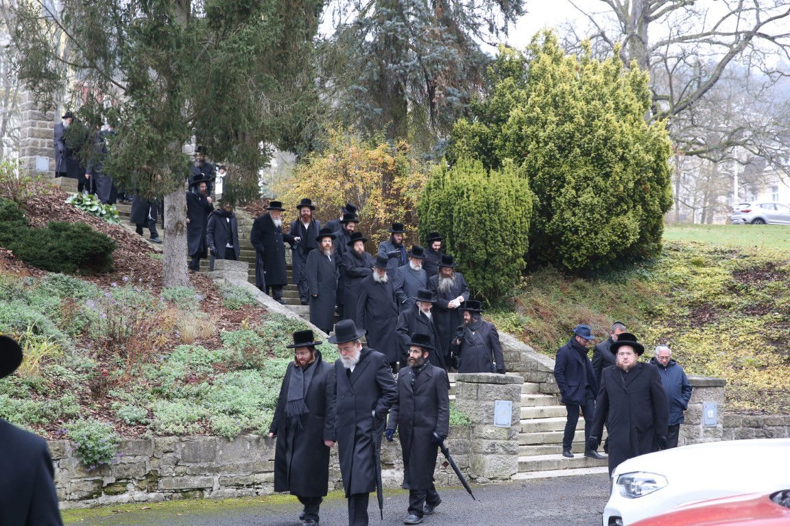האדמו"ר מסערט ויז'ניץ במארינבארד 