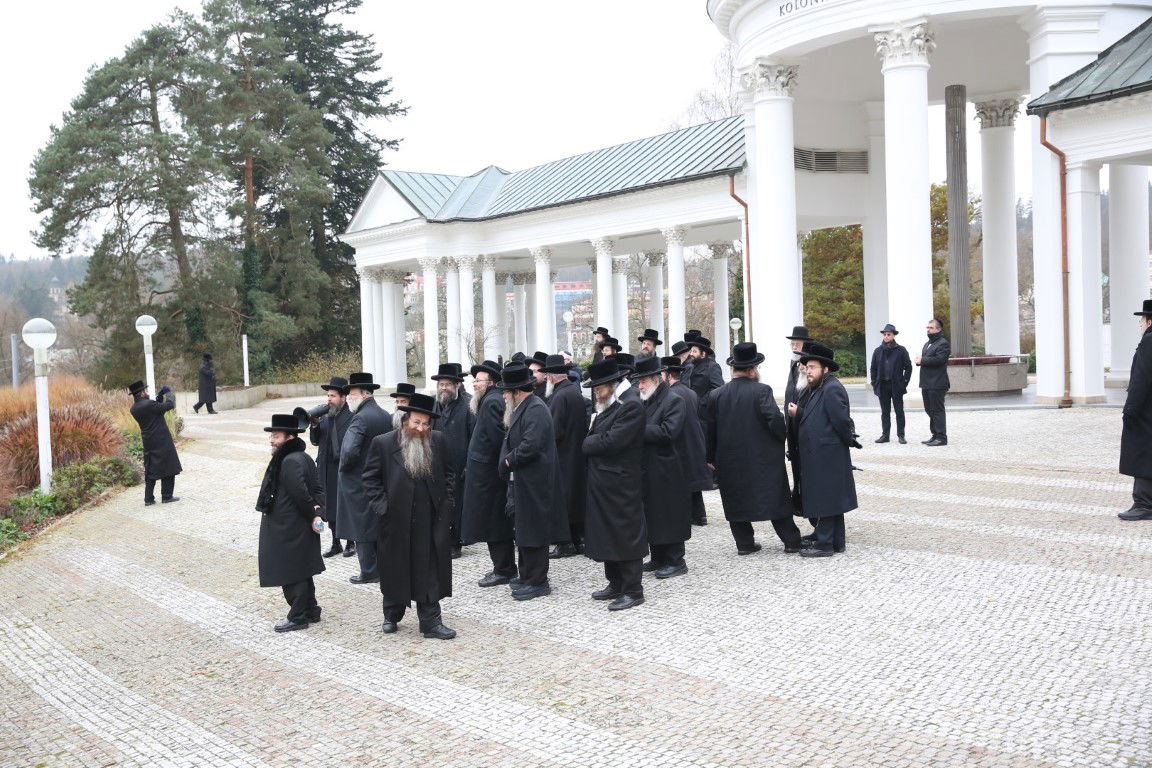 האדמו"ר מסערט ויז'ניץ במארינבארד 