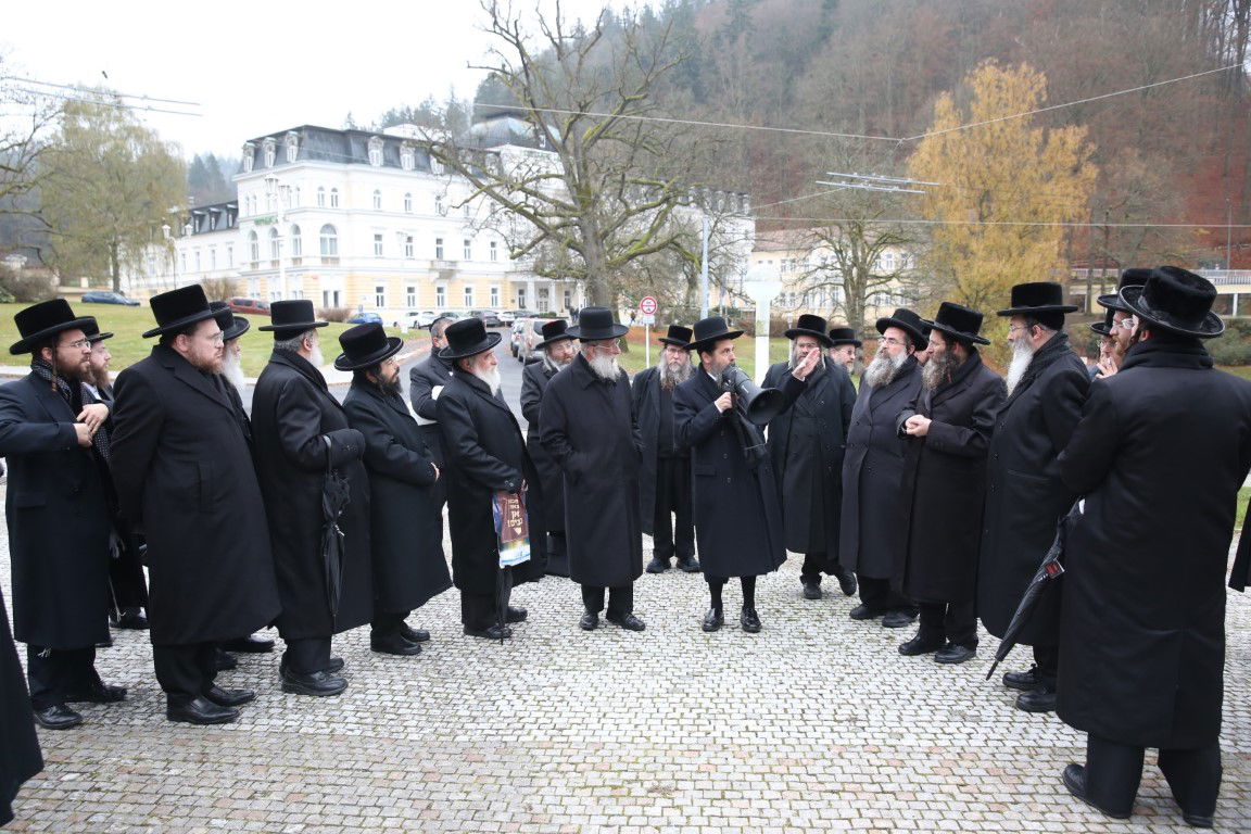 האדמו"ר מסערט ויז'ניץ במארינבארד 