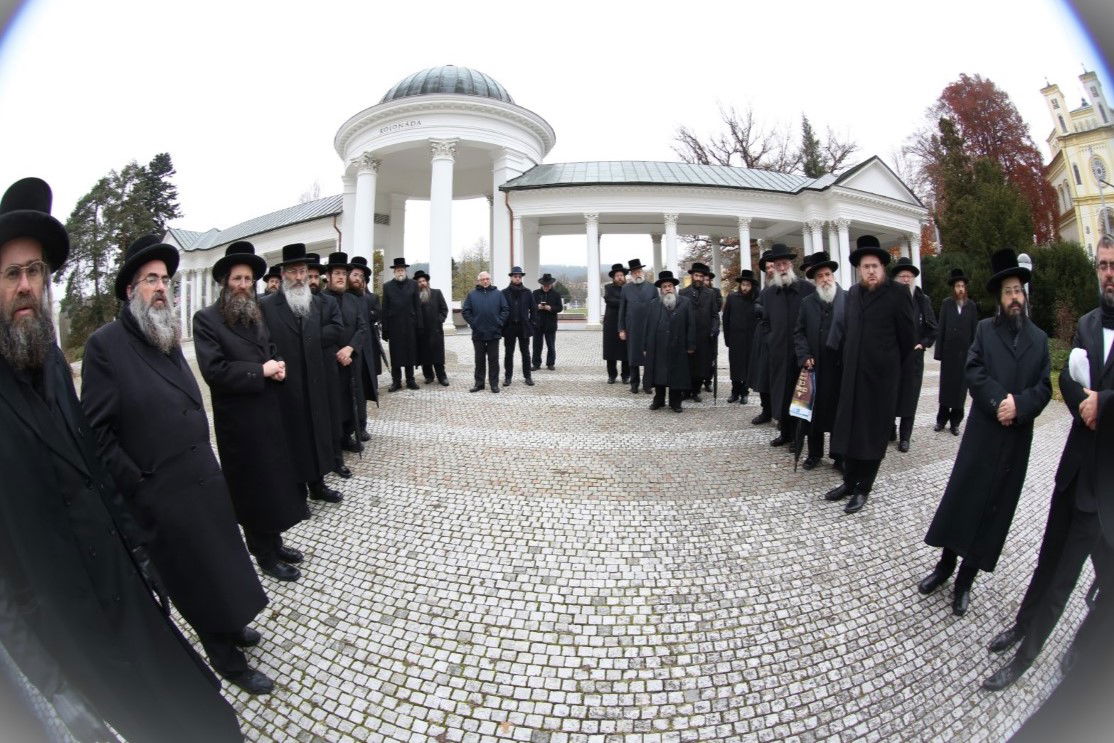 האדמו"ר מסערט ויז'ניץ במארינבארד 