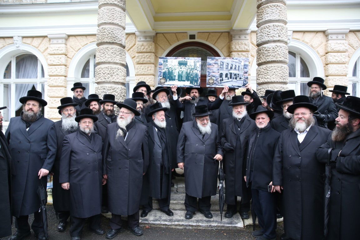 האדמו"ר מסערט ויז'ניץ במארינבארד 
