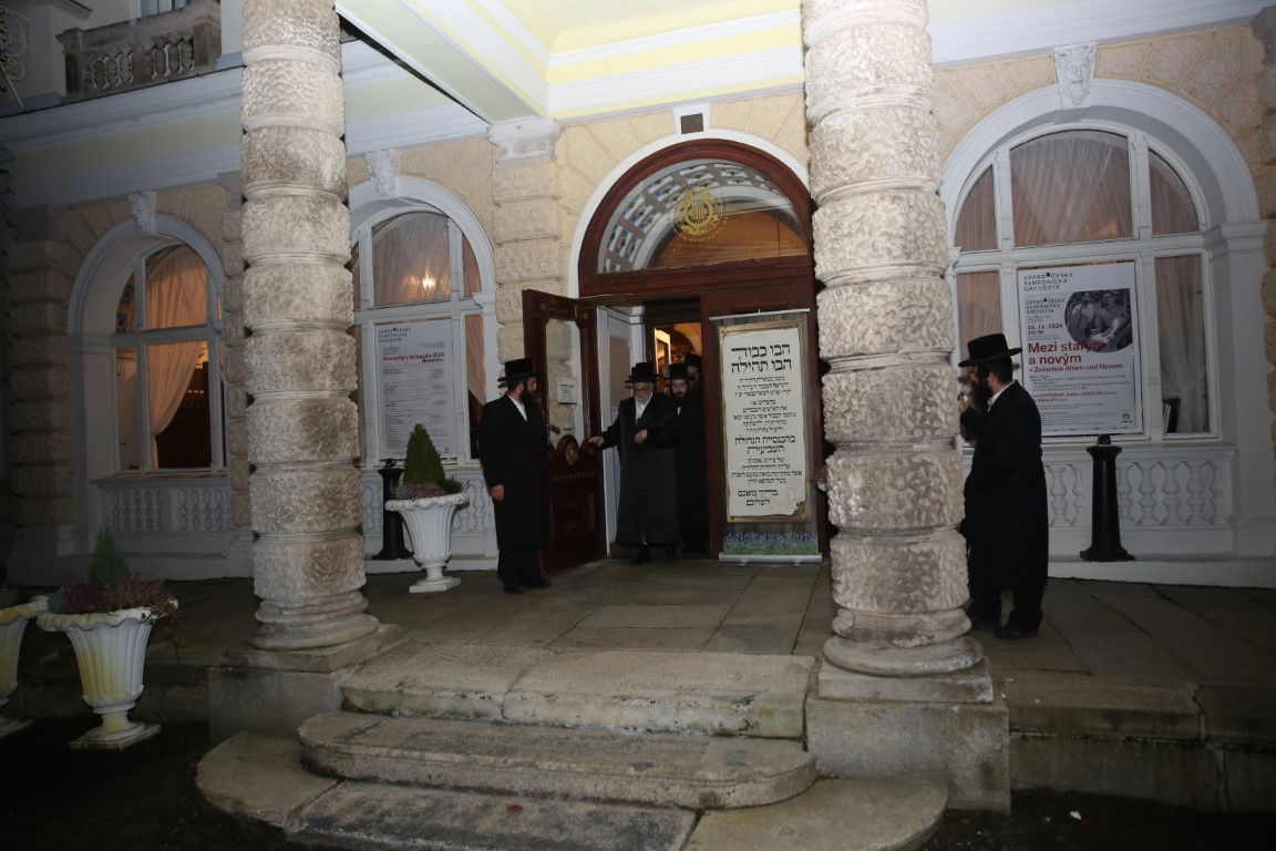 האדמו"ר מסערט ויז'ניץ במארינבארד 