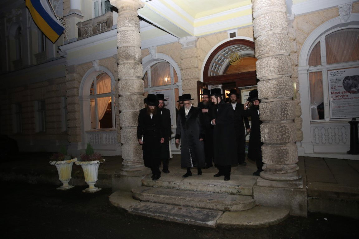 האדמו"ר מסערט ויז'ניץ במארינבארד 