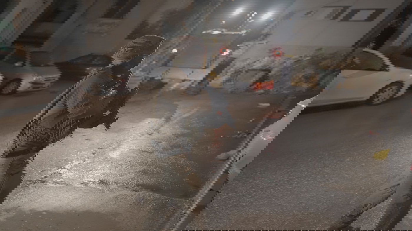 הכוחות פשטו על עסק שמכר חלקי רכב גנובים - והשמידו הכל | צפו