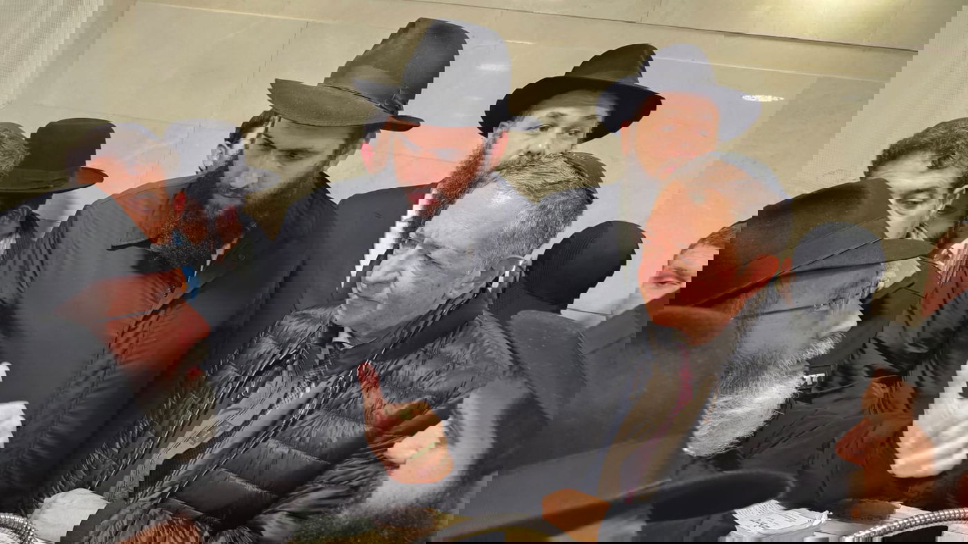 יו"ר הוועד המקומי הרב שמעון רבינוביץ' בהלווית הקדוש צבי קוגן הי"ד