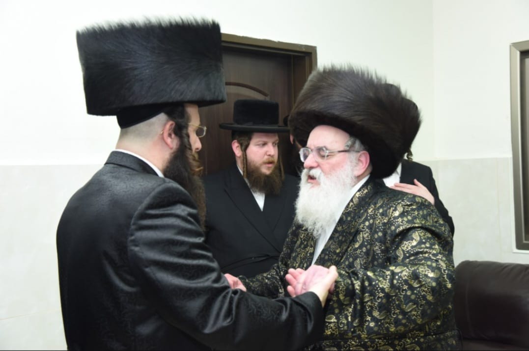 האדמו"ר מויז'ניץ, בריקוד עם המחותן העתידי הרה"ג ר' יעקב יצחק קליין