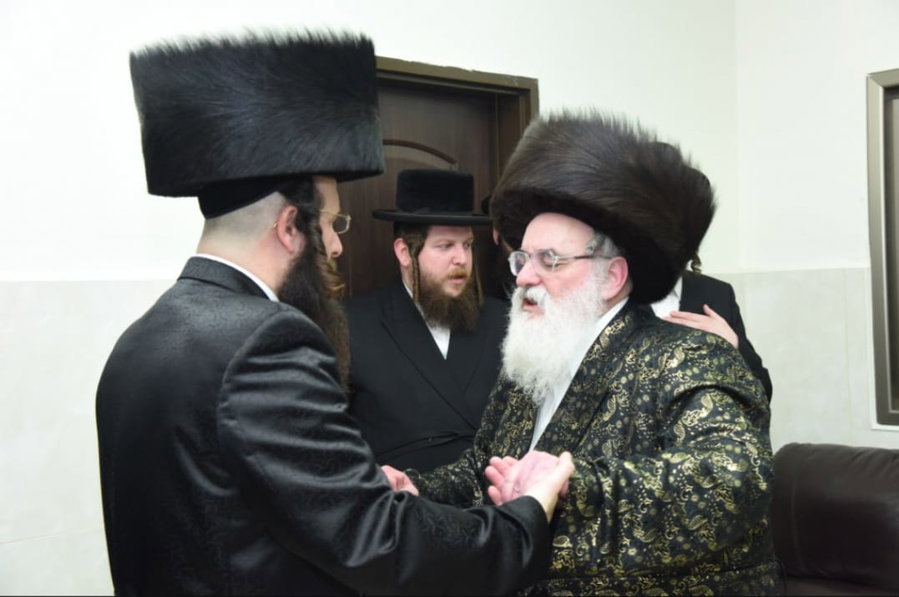 האדמו"ר מויז'ניץ, בריקוד עם המחותן העתידי הרה"ג ר' יעקב יצחק קליין