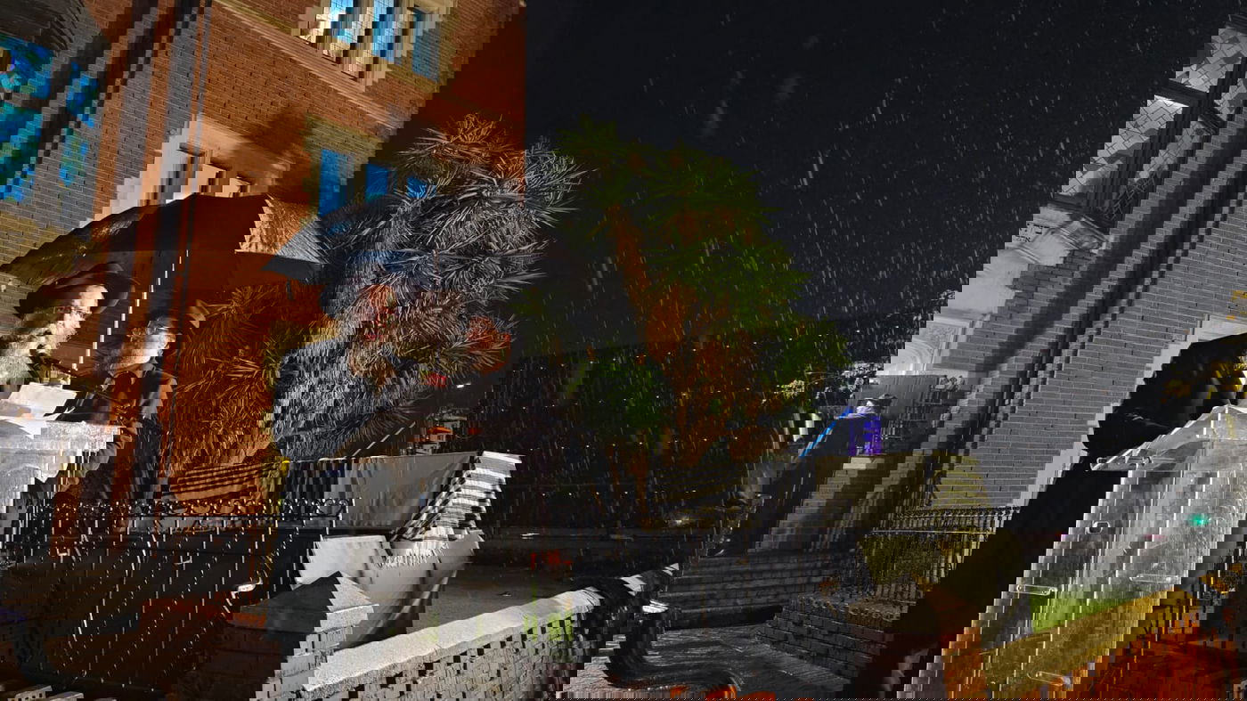 משמאל: רבה הראשי של כפר חב"ד הגאון רבי מאיר אשכנזי | מימין: הרב שניאור אשכנזי בהלווית הקדוש צבי קוגן הי"ד