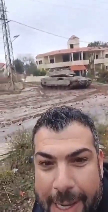 אזרח לבנוני מתעד את עצמו ליד טנק צה"ל בדרום לבנון